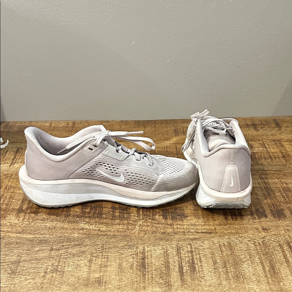Nike Women's Light Gray Sneakers